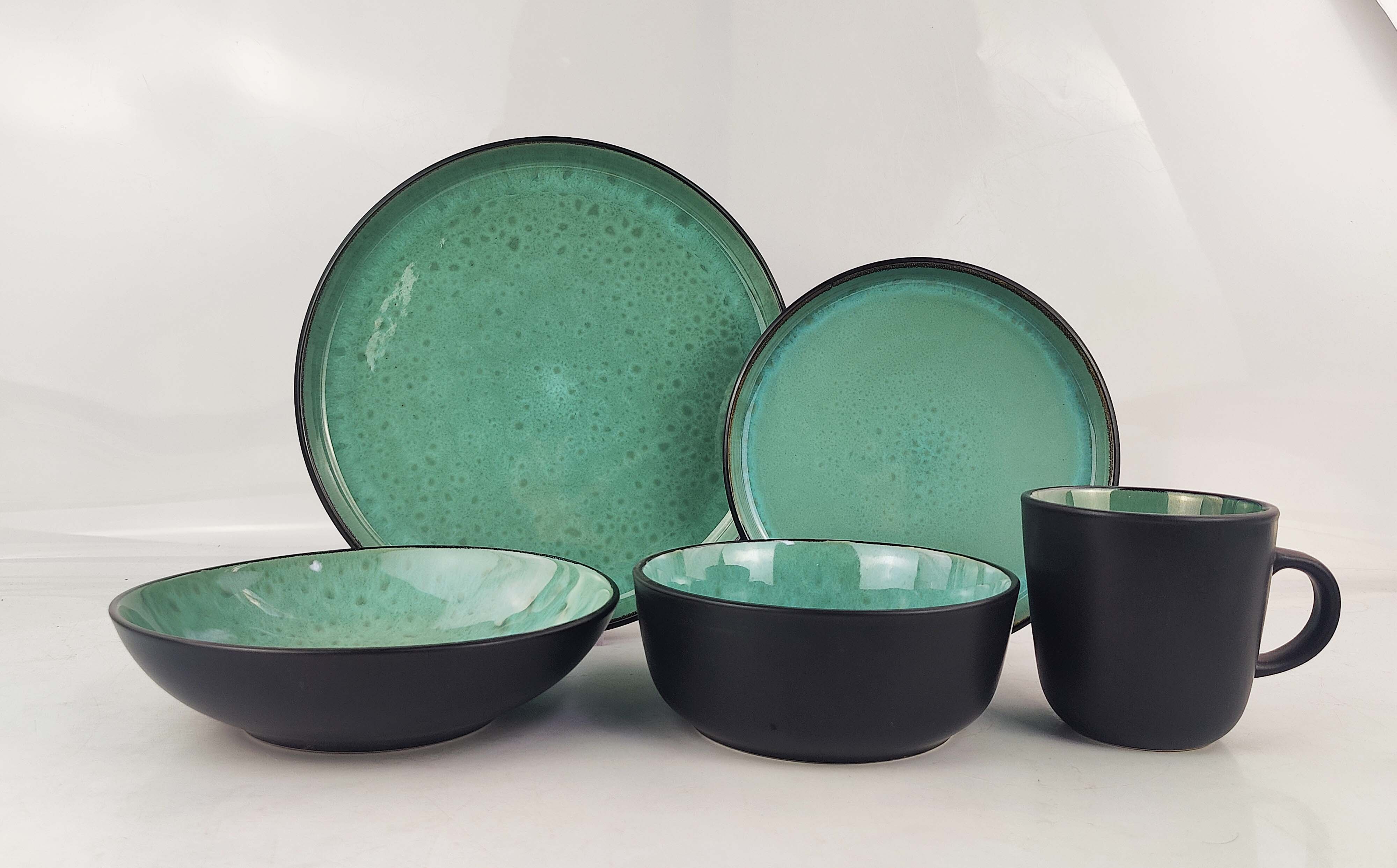   STONEWARE   DINNER   SET