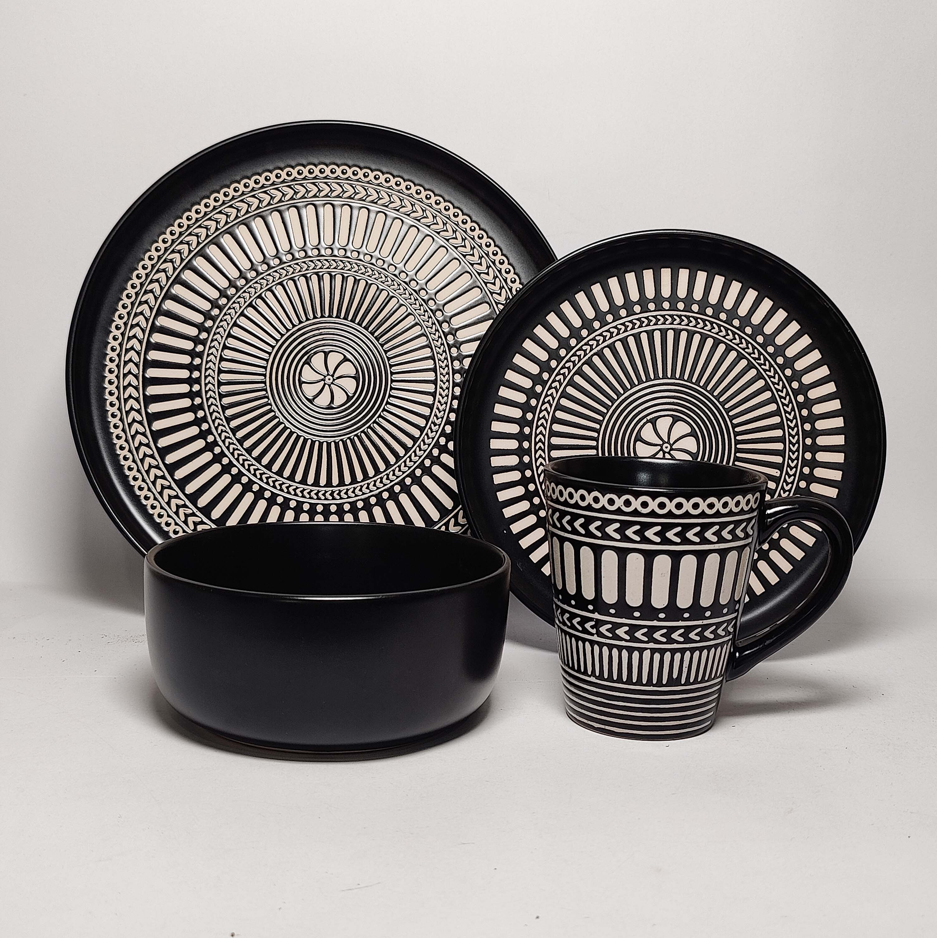   STONEWARE   DINNER   SET