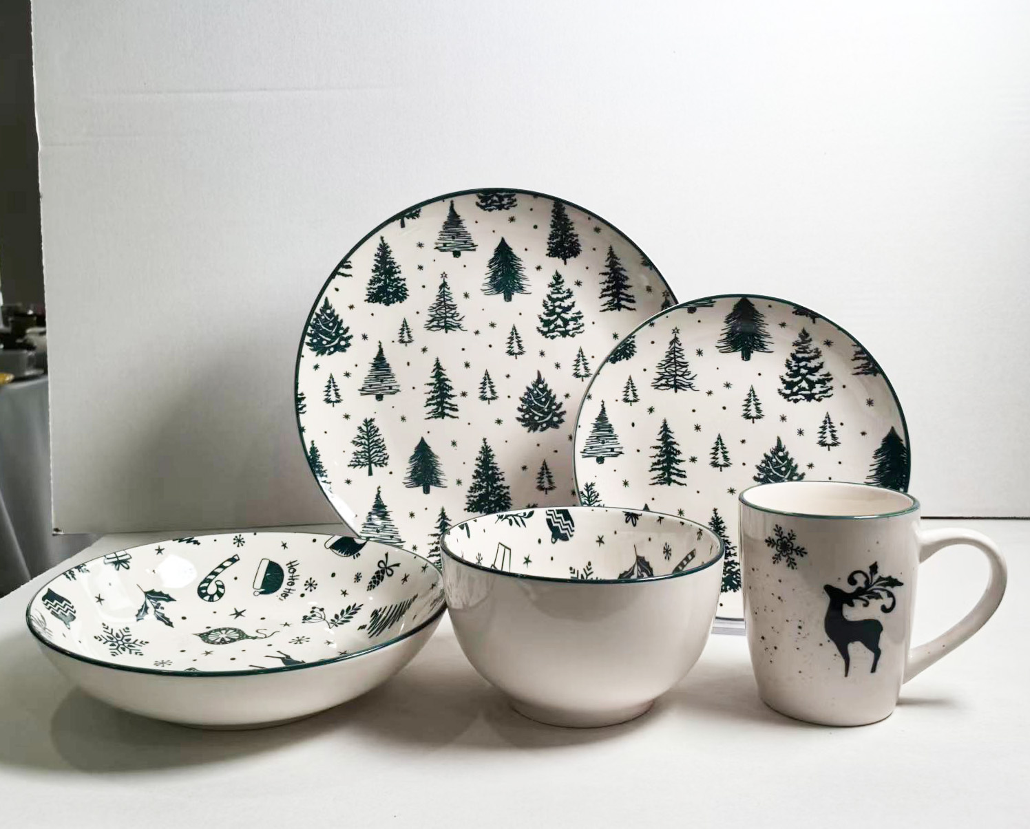    STONEWARE   DINNER   SET